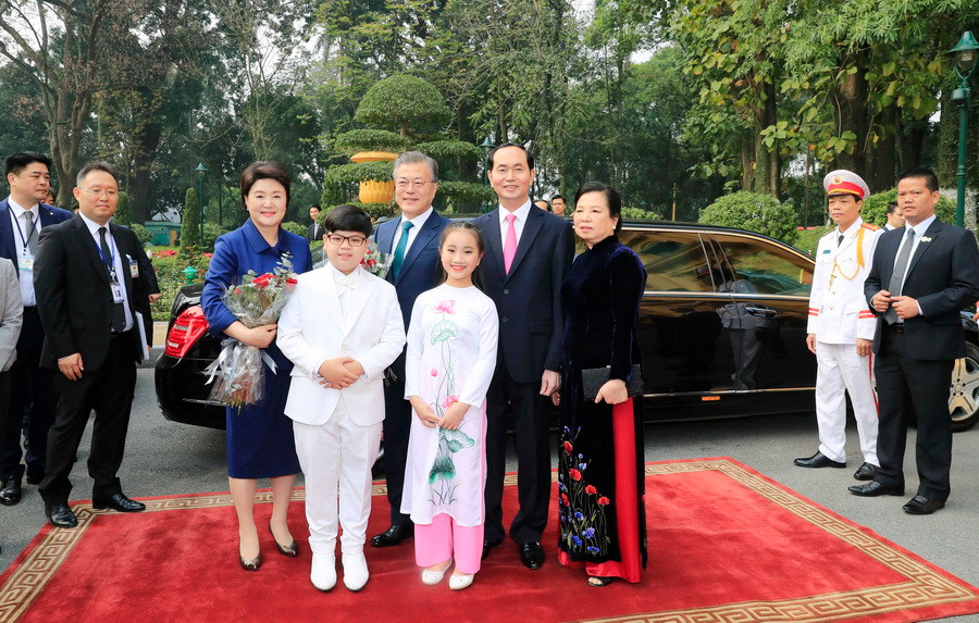 Chủ tịch nước Trần Đại Quang và Phu nhân đón Tổng thống Hàn Quốc Moon Jae-in và Phu nhân. (Ảnh: Nhan Sáng/TTXVN)
