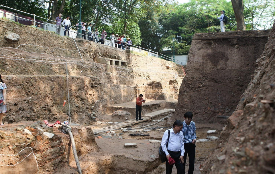 Khu vực điện Kính Thiên được tiến hành khai quật, thăm dò. (Ảnh: Thanh Tùng/TTXVN)
