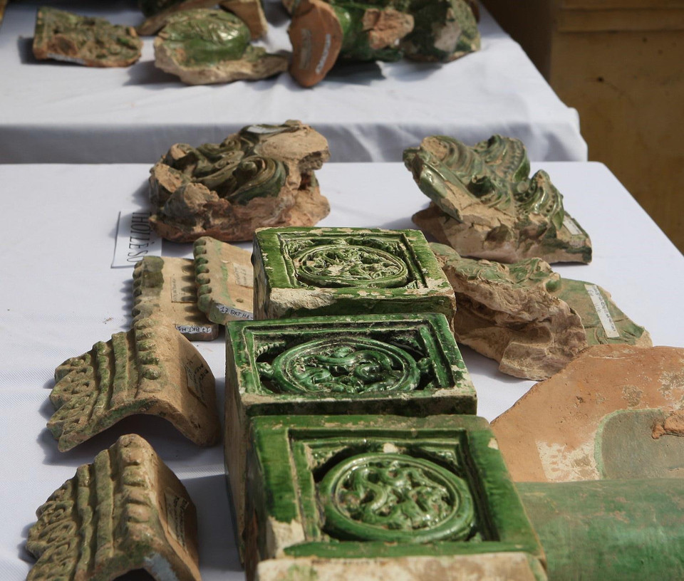 Hiện vật khai quật được. (Ảnh: Thanh Tùng/TTXVN)