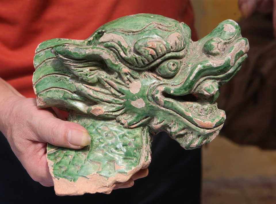 Hiện vật khai quật được. (Ảnh: Thanh Tùng/TTXVN)