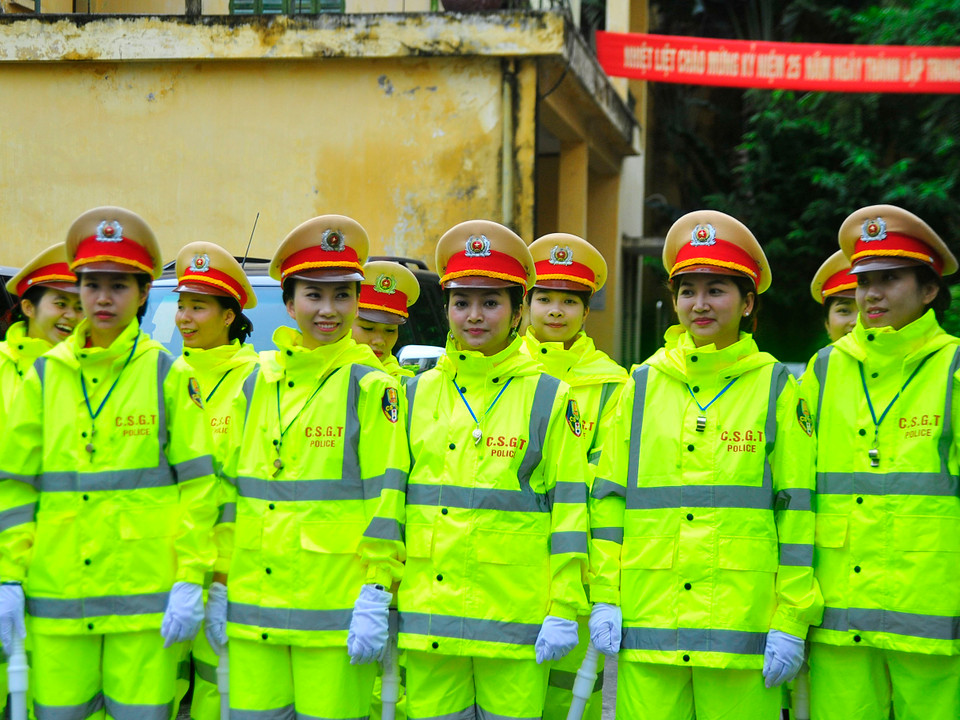 Các nữ chiến sĩ cảnh sát giao thông tỏ ra khá thích thú với trang phục áo mưa mới này