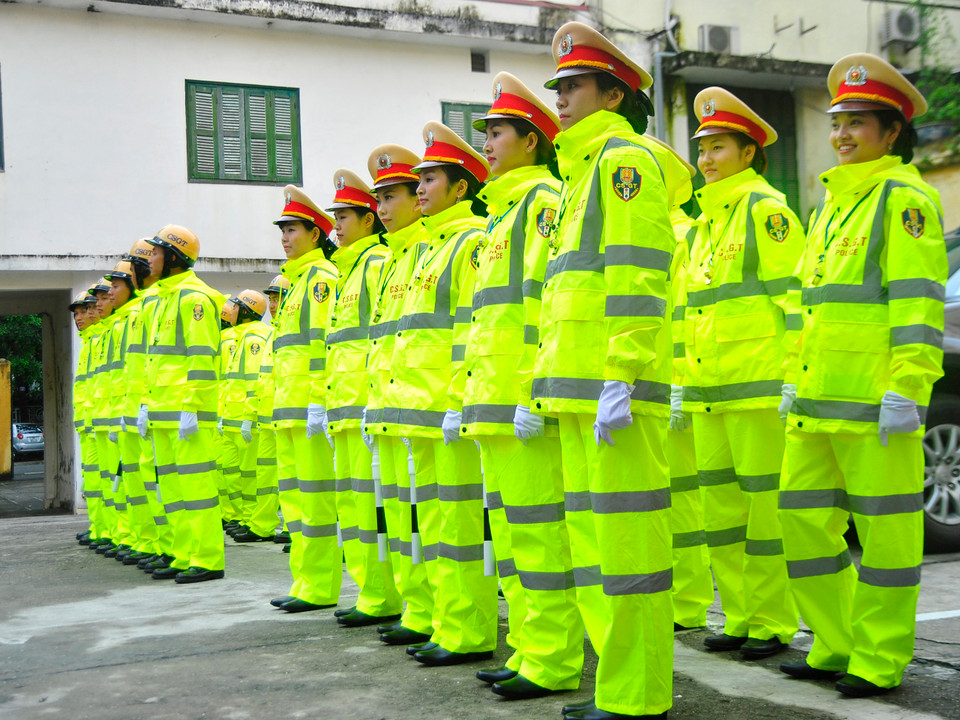 Đại tá Đào Vịnh Thắng cho biết: Trang phục áo mưa mới bằng chất liệu polime có phản quang và chống thấm nhằm phục vụ tốt hơn cho cán bộ chiến sĩ khi làm việc dưới trời mưa.