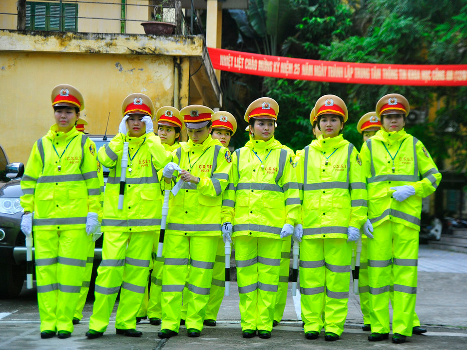 Mẫu áo mưa có màu sắc khá bắt mắt với thiết kế gọn gàng