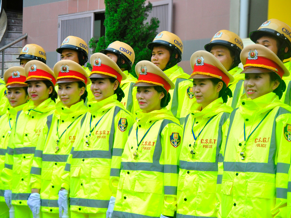 Các chiến sĩ cảnh sát giao thông chia sẻ sự thích thú đối với mẫu áo mưa mới này.