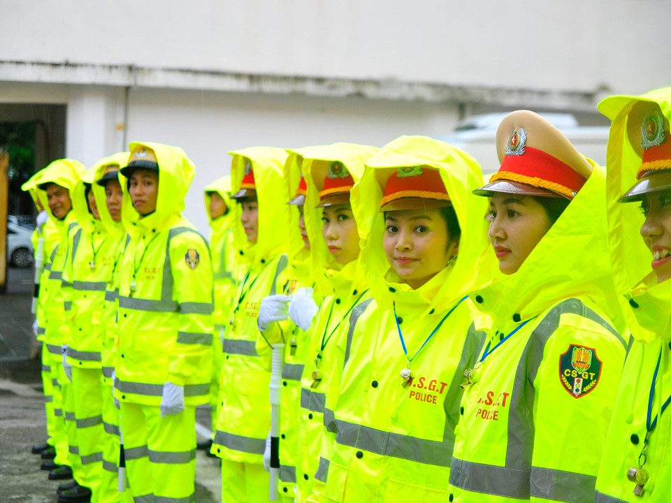 Trang phục mới được thử thách ngay trong buổi ra mắt bởi cơn mưa to chiều hôm qua (18/9).