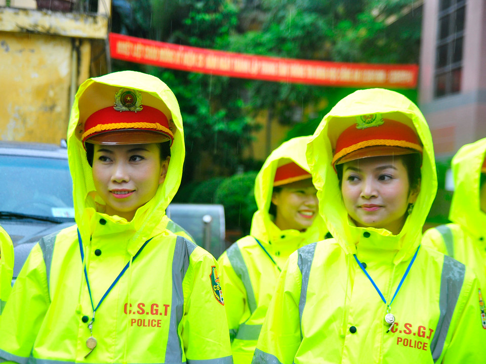 Cơn mưa có vẻ không gây ảnh hưởng nhiều nhờ có bộ trang phục mới.