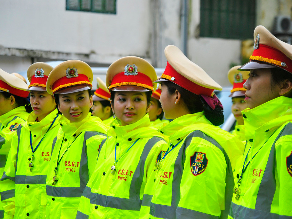 Theo Đại tá Đào Vịnh Thắng – trưởng phòng cảnh sát giao thông công an Hà Nội, hiện nay, lực lượng CSGT đang sử dụng loại áo mưa bằng chất liệu nhựa trong suốt, không đảm bảo an toàn, cán bộ chiến sĩ vẫn bị nước mưa ngấm khi sử dụng trong thời gian dài