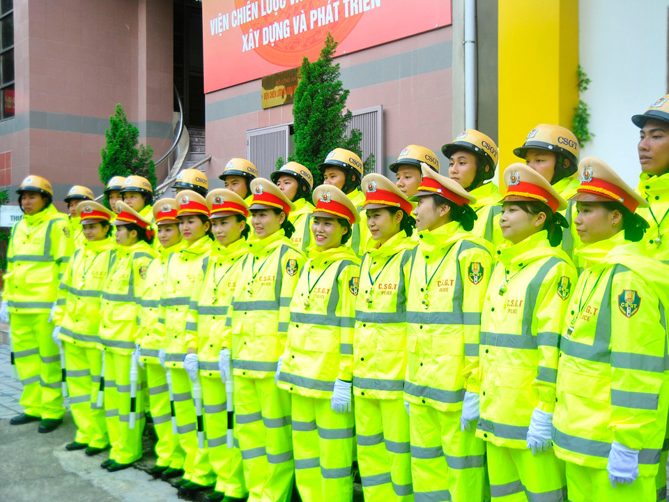 Mẫu áo mưa mới cho Cảnh sát giao thông Hà Nội