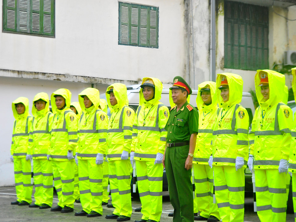 Cuối buổi ra mắt, Thượng tướng chụp ảnh lưu niệm cùng các chiến sĩ