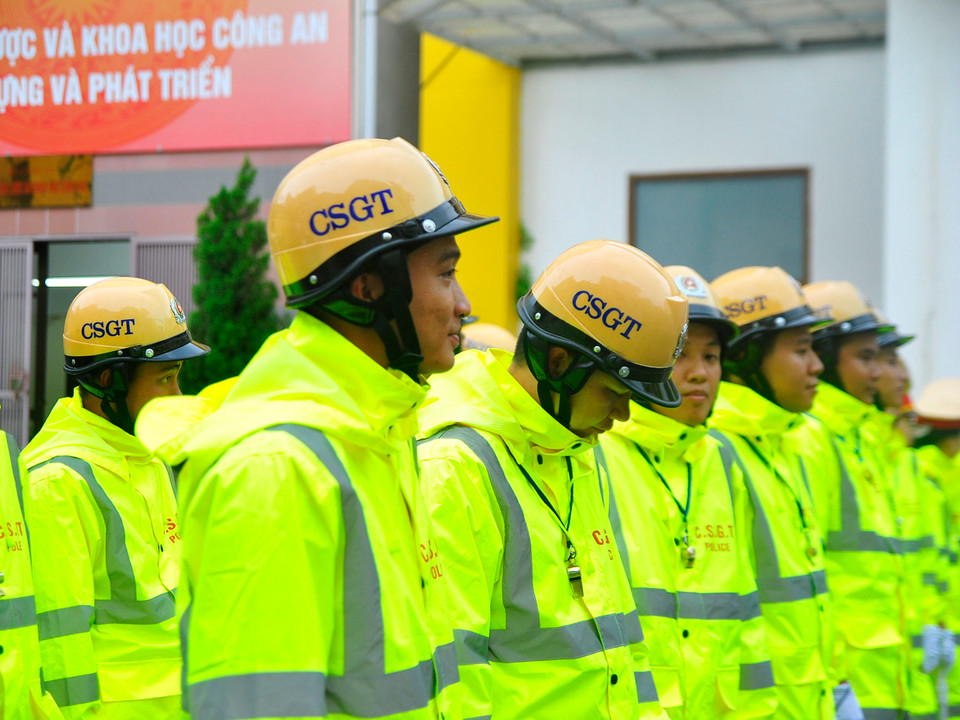 Ban giám đốc Công an thành phố đã đồng ý để phòng cảnh sát giao thông trang bị trang phục áo mưa mới, được cải tiến nhiều hơn.