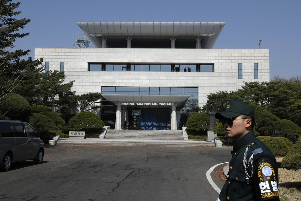 Nhà Hòa bình tại làng đình chiến Panmunjom, nơi sẽ diễn ra hội nghị thượng đỉnh liên Triều lần thứ ba dự kiễn diễn ra ngày 27/4/2018 giữa Tổng thống Hàn Quốc Moon Jae-in và nhà lãnh đạo Triều Tiên Kim Jong-un tại làng đình chiến Panmunjom. Theo kế hoạch, chương trình nghị sự của cuộc gặp thượng đỉnh có thể sẽ thảo luận vấn đề phi hạt nhân hóa bán đảo Triều Tiên, thiết lập một hệ thống hòa bình trên bán đảo và phát triển mối quan hệ liên Triều.. (Nguồn: EPA-EFE/TTXVN)