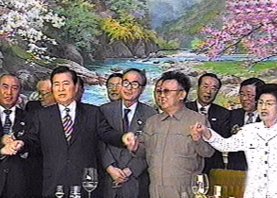 Tổng thống Hàn Quốc Kim Dae-jung (thứ 2, trái) và nhà lãnh đạo Triều Tiên Kim Jong-il (thứ 2, phải, phía trước) cùng hát vang bài hát mang tên ''Giấc mơ của chúng ta là tái thống nhất'' tại sân bay SooAn, Bình Nhưỡng ngày 15/6/2000 tại Hội nghị thượng đỉnh liên Triều lần thứ nhất diễn ra ngày 13-15/6/2000. (Nguồn: AFP/TTXVN)