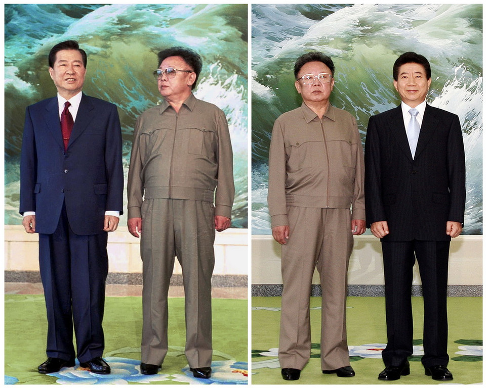  Nhà lãnh đạo Triều Tiên Kim Jong-Il (thứ 2, trái) và Tổng thống Hàn Quốc Kim Dae-Jung (trái) tại Hội nghị thượng đỉnh liên Triều ở Bình Nhưỡng, Triều Tiên ngày 13/6/2000. (Ảnh phải) - Nhà lãnh đạo Triều Tiên Kim Jong-Il (thứ 2, phải) và Tổng thống Hàn Quốc Roh Moo-Hyun (phải) tại Hội nghị thượng đỉnh liên Triều ở Bình Nhưỡng, Triều Tiên ngày 3/10/2007. (Nguồn: AFP/TTXVN)