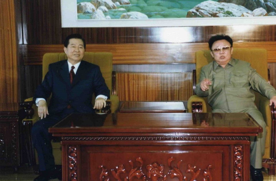 Hội nghị thượng đỉnh liên Triều lần thứ nhất diễn ra ngày 13-15/6/2000 giữa Tổng thống Hàn Quốc Kim Dae-jung (trái) và nhà lãnh đạo Triều Tiên Kim Jong-il (phải) tại thủ đô Bình Nhưỡng, Triều Tiên. Hai bên đã ký một thỏa thuận giảm căng thẳng, thúc đẩy nỗ lực tái thống nhất Bán đảo Triều Tiên. Tuyên bố chung nhấn mạnh hai bên sẽ hợp tác tôn trọng và tin tưởng lẫn nhau nhằm vượt qua khác biệt hệ tư tưởng, hệ thống chính trị, giảm căng thẳng quân sự. (Nguồn: Yonhap/TTXVN)