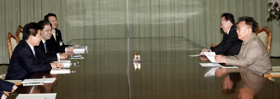 Hội nghị thượng đỉnh liên Triều lần thứ hai diễn ra ngày 2-3/10/2007 giữa Tổng thống Hàn Quốc Roh Moo-Hyun (trái) và Nhà lãnh đạo Triều Tiên Kim Jong-il (phải) tại thủ đô Bình Nhưỡng, Triều Tiên. Tuyên bố chung giữa hai bên kêu gọi một thỏa thuận hòa bình vĩnh viễn trên Bán đảo Triều Tiên và đàm phán quốc tế về một Hiệp định hòa bình thay thế thỏa thuận đình chiến, chấm dứt cuộc Chiến tranh Triều Tiên 1950-1953. Hai bên nhất trí sẽ tổ chức thêm cuộc đoàn tụ giữa các gia đình bị ly tán bởi Chiến tranh Triều Tiên. (Nguồn: Yonhap/TTXVN)