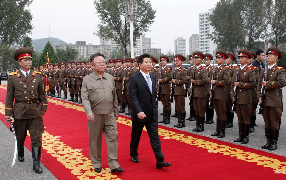  Hội nghị thượng đỉnh liên Triều lần thứ hai diễn ra ngày 2-3/10/2007 giữa Tổng thống Hàn Quốc Roh Moo-Hyun và Nhà lãnh đạo Triều Tiên Kim Jong-il tại thủ đô Bình Nhưỡng, Triều Tiên. Tuyên bố chung giữa hai bên kêu gọi một thỏa thuận hòa bình vĩnh viễn trên Bán đảo Triều Tiên và đàm phán quốc tế về một Hiệp định hòa bình thay thế thỏa thuận đình chiến, chấm dứt cuộc Chiến tranh Triều Tiên 1950-1953. Hai bên nhất trí sẽ tổ chức thêm cuộc đoàn tụ các gia đình bị ly tán bởi Chiến tranh Triều Tiên. Trong ảnh: Nhà lãnh đạo Triều Tiên Kim Jong-il (thứ 2, trái) và Tổng thống Hàn Quốc Roh Moo-Hyun (giữa) duyệt đội danh dự tại lễ đón ở Bình Nhưỡng, Triều Tiên ngày 2/10/2007. (Nguồn: Yonhap/TTXVN)
