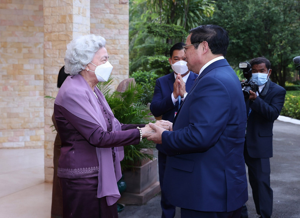 Thủ tướng Phạm Minh Chính đến chào Hoàng Thái hậu Norodom Moninaeth Sihanouk. (Ảnh: Dương Giang/TTXVN)