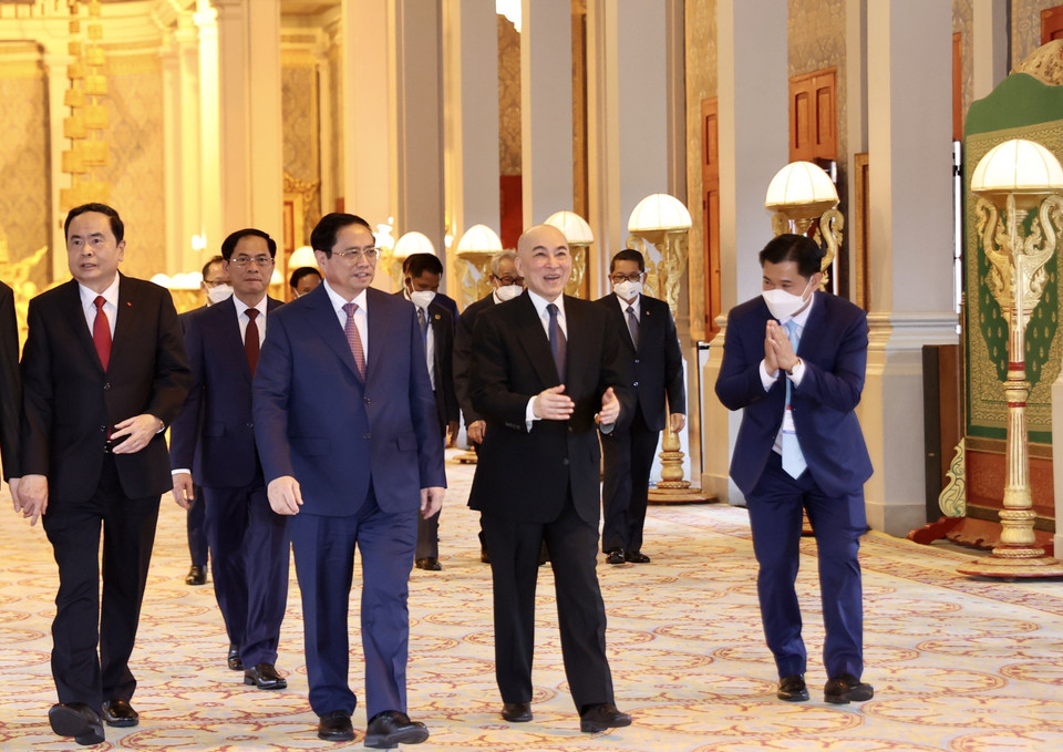 Thủ tướng Phạm Minh Chính hội kiến Quốc vương Campuchia Norodom Sihamoni. (Ảnh: Dương Giang/TTXVN)