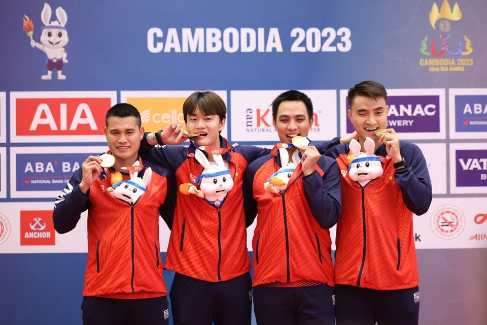 4 vận động viên Nguyễn Văn Quyết, Vũ Thành An, Tô Đức Anh, Nguyễn Xuân Lợi thi đấu xuất sắc, đánh bại đối thủ đến từ Singapore với tỷ số 45-31, giành huy chương Vàng đầu tiên trong ngày và là huy chương Vàng thứ 108 của Đoàn Việt Nam. (Ảnh: Minh Quyết/TTXVN)