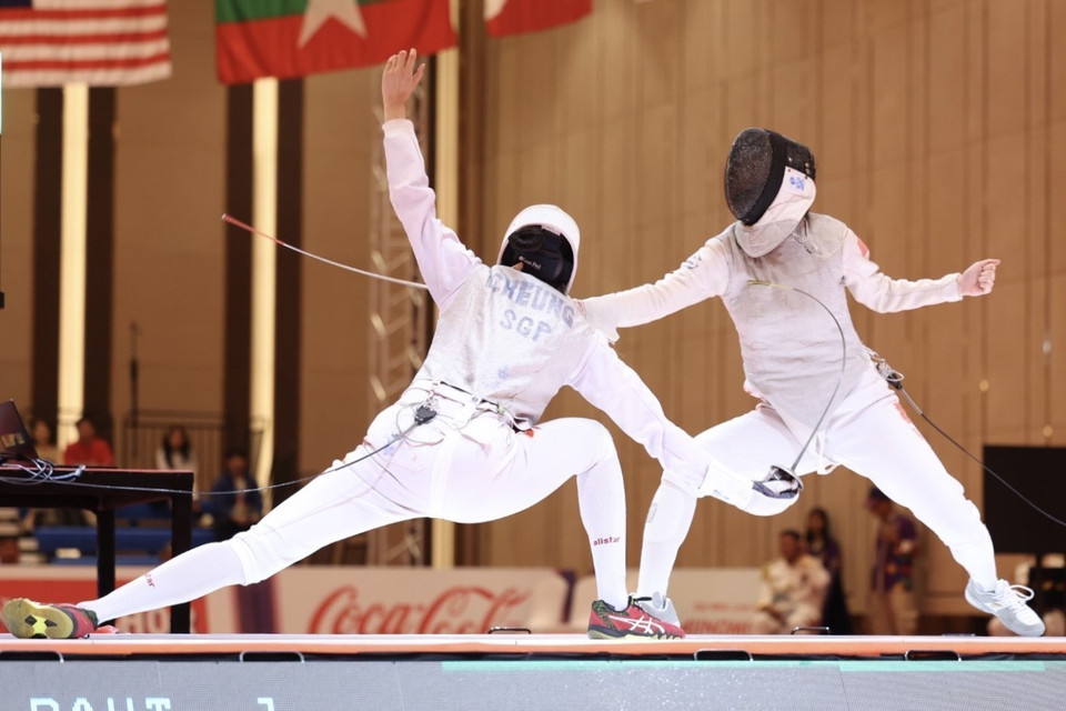 Việt Nam giành huy chương Bạc nội dung kiếm liễu đồng đội nữ khi để thua đại diện của Singapore 23-45 trong trận chung kết. (Ảnh: Minh Quyết/TTXVN)