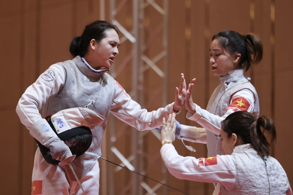 Việt Nam giành huy chương Bạc nội dung kiếm liễu đồng đội nữ khi để thua đại diện của Singapore 23-45 trong trận chung kết. (Ảnh: Minh Quyết/TTXVN)