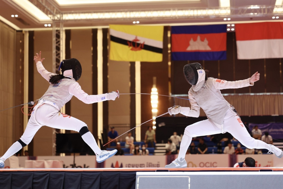 Việt Nam giành huy chương Bạc nội dung kiếm liễu đồng đội nữ khi để thua đại diện của Singapore 23-45 trong trận chung kết. (Ảnh: Minh Quyết/TTXVN)