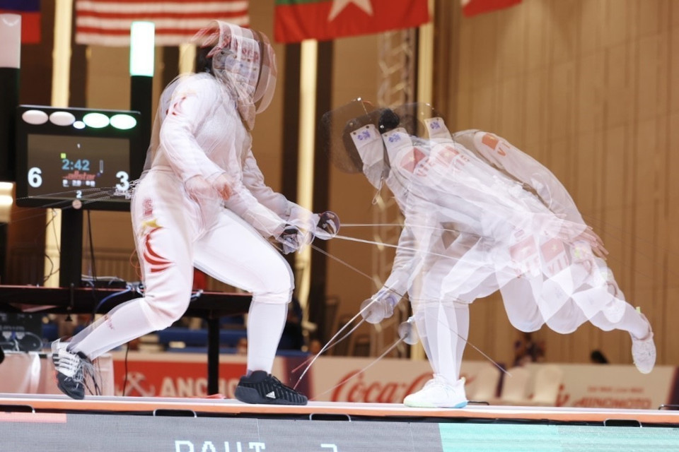 Việt Nam giành huy chương Bạc nội dung kiếm liễu đồng đội nữ khi để thua đại diện của Singapore 23-45 trong trận chung kết. (Ảnh: Minh Quyết/TTXVN)