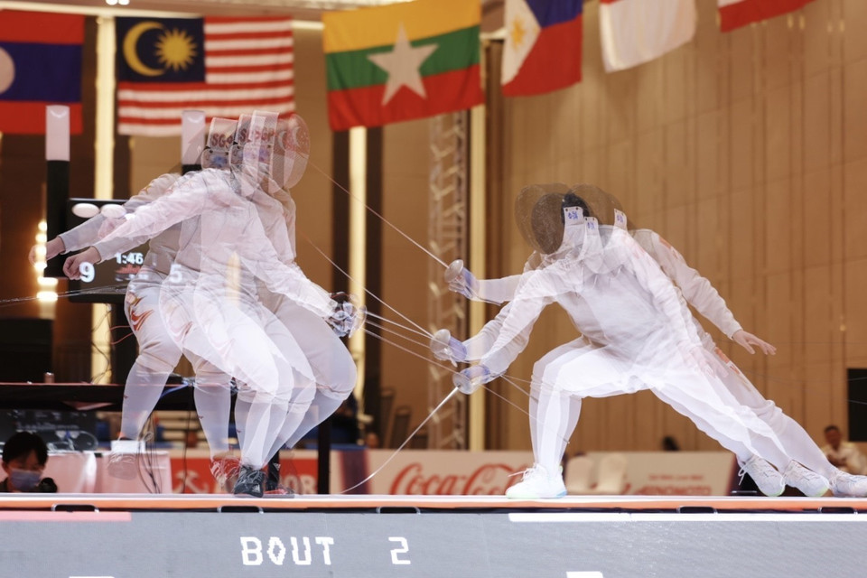 4 vận động viên Lưu Thị Thanh Nhàn, Phạm Thị Ngọc Luyên, Hà Thị Vân Anh, Nguyễn Thị Thu Phương giành huy chương Bạc nội dung kiếm liễu đồng đội nữ khi để thua đại diện của Singapore 23-45 trong trận chung kết. (Ảnh: Minh Quyết/TTXVN)