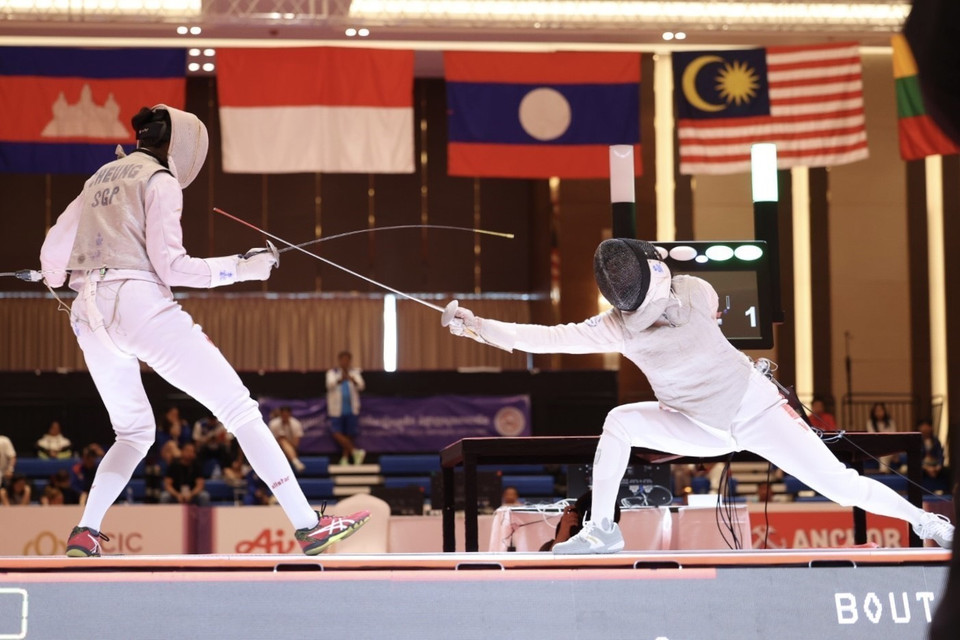 Việt Nam giành huy chương Bạc nội dung kiếm liễu đồng đội nữ khi để thua đại diện của Singapore 23-45 trong trận chung kết. (Ảnh: Minh Quyết/TTXVN)