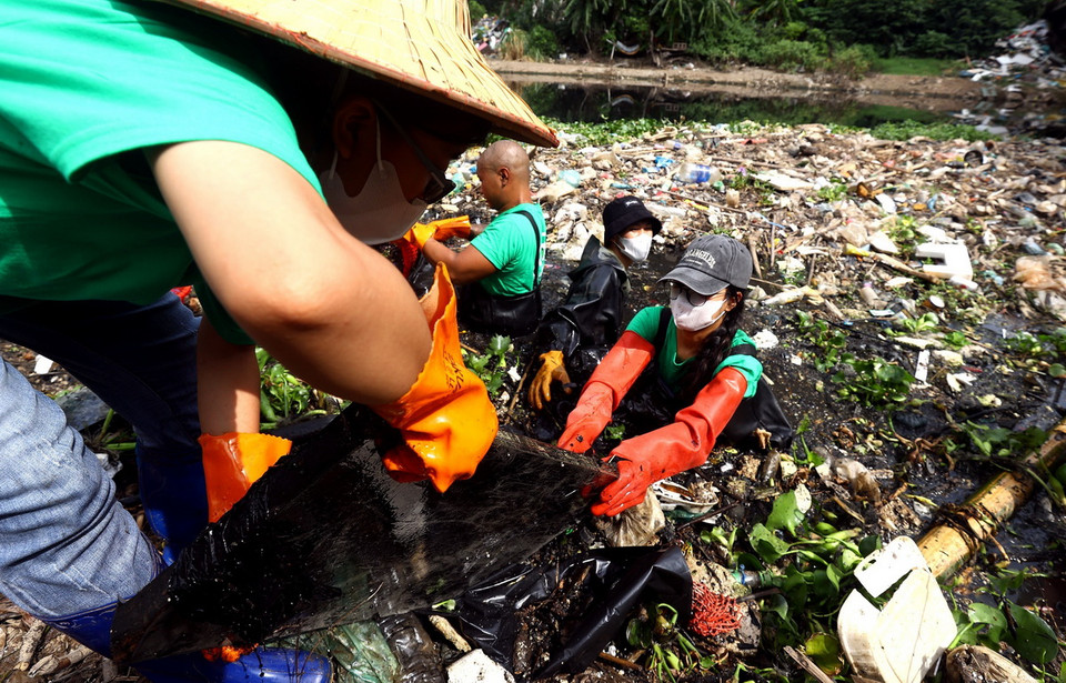 Chung tay dọn rác làm sạch môi trường. (Ảnh: Tuấn Anh/TTXVN)