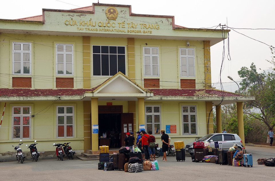 Các công dân Việt Nam từ nước ngoài trở về chờ làm thủ tục nhập cảnh Cửa khẩu Quốc tế Tây Trang. (Ảnh: Phan Tuấn Anh/TTXVN)