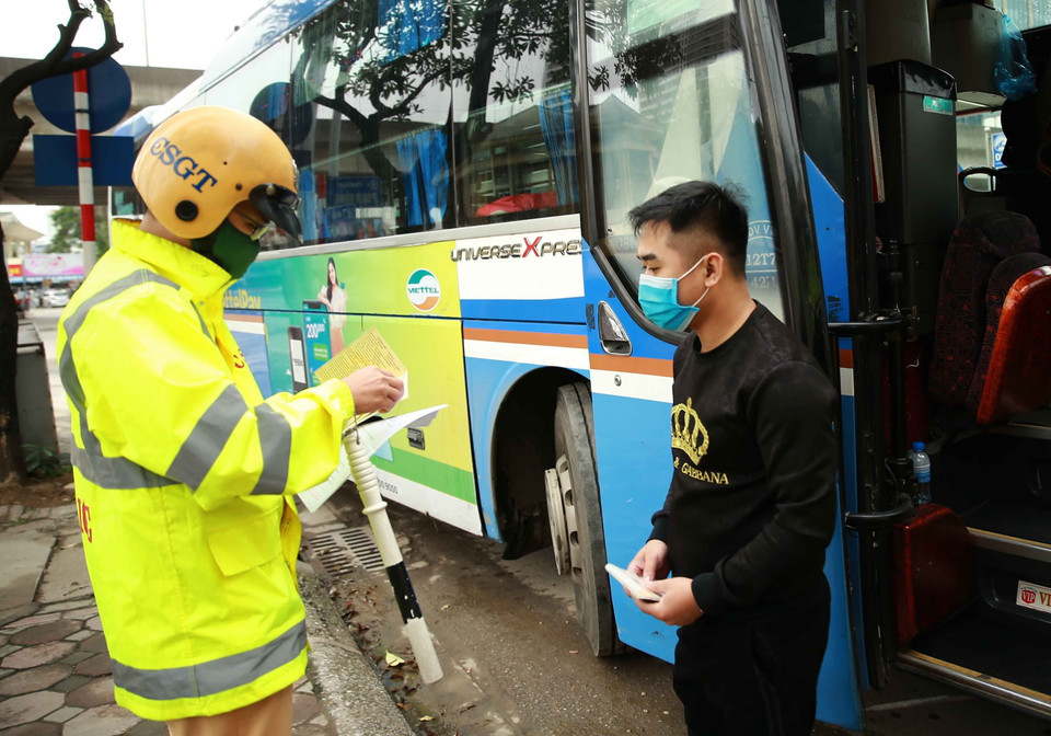 Các tuyến cố định đi từ Hà Nội và ngược lại chỉ vận chuyển hành khách tối đa 2 chuyến/ngày đối với các tuyến dưới 100km; đảm bảo số lượng hành khách trên 1 chuyến xe không quá 50% số ghế trên xe và không quá 20 người. (Ảnh: Doãn Tấn/TTXVN)