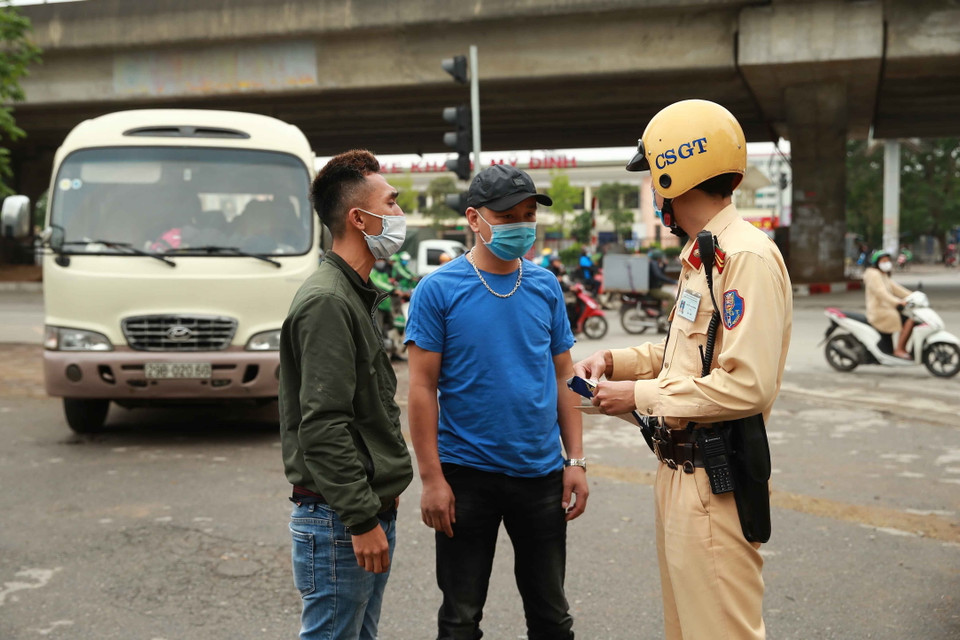 Đây là kế hoạch thực hiện Chỉ thị 15 ngày 27/3/2020 của Thủ tướng Chính phủ về việc quyết liệt thực hiện nhiệm vụ phòng, chống dịch COVID-19, nhằm ngăn chặn nguy cơ lây nhiễm từ Hà Nội đối với các địa phương. (Ảnh: Doãn Tấn/TTXVN)