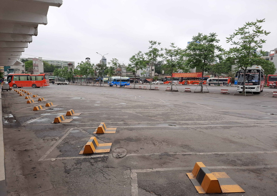 Tại các bến xe như Giáp Bát, Mỹ Đình cảnh người và xe cộ tấp nập không còn nữa, đây cũng là việc cấp hành nghiêm Chỉ thị của Thủ tướng Chính phủ để thực hiện nhiệm vụ phòng, chống dịch COVID-19 được thành công. Trong ảnh: Cảnh vắng bóng hành khách tại Bến xe Giáp Bát. (Ảnh: Doãn Tấn/TTXVN)