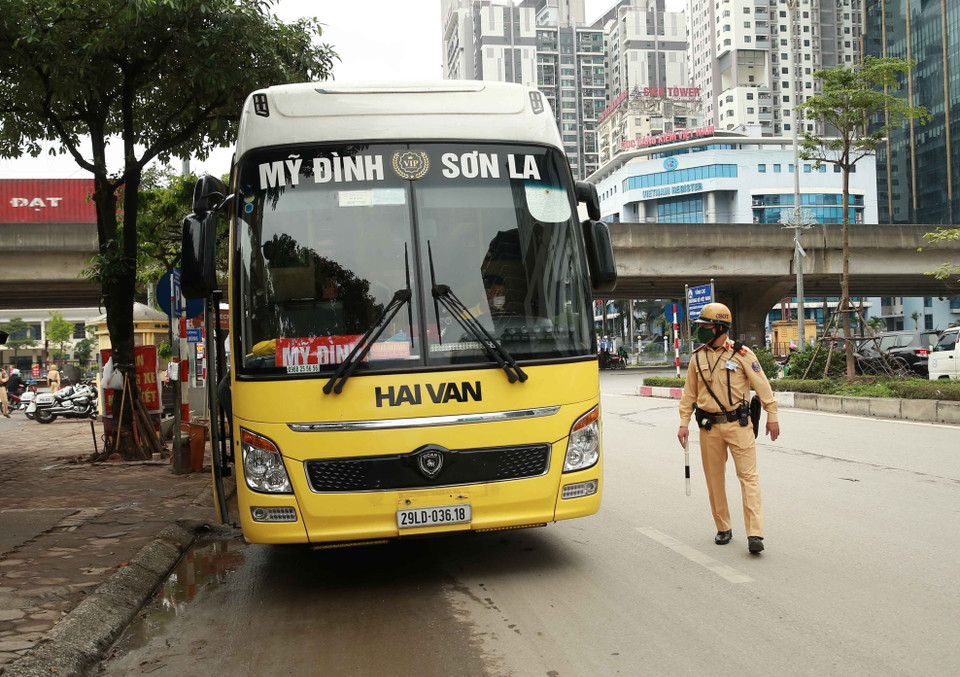 Ngày 31/3, tại các tuyến đường, cửa ngõ ra vào Thủ đô Hà Nội, Lực lượng Cảnh sát giao thông phối hợp với Thanh tra giao thông và các bến xe của thành phố Hà Nội tiếp tục triển khai lực lượng đi tuần tra, kiểm soát trên các tuyến phố đối với xe khách. Trong ảnh: Cảnh sát giao thông Công an Hà Nội tuần tra, kiểm soát đối với xe khách trên đường Phạm Hùng, quận Cầu Giấy. (Ảnh: Doãn Tấn/TTXVN)