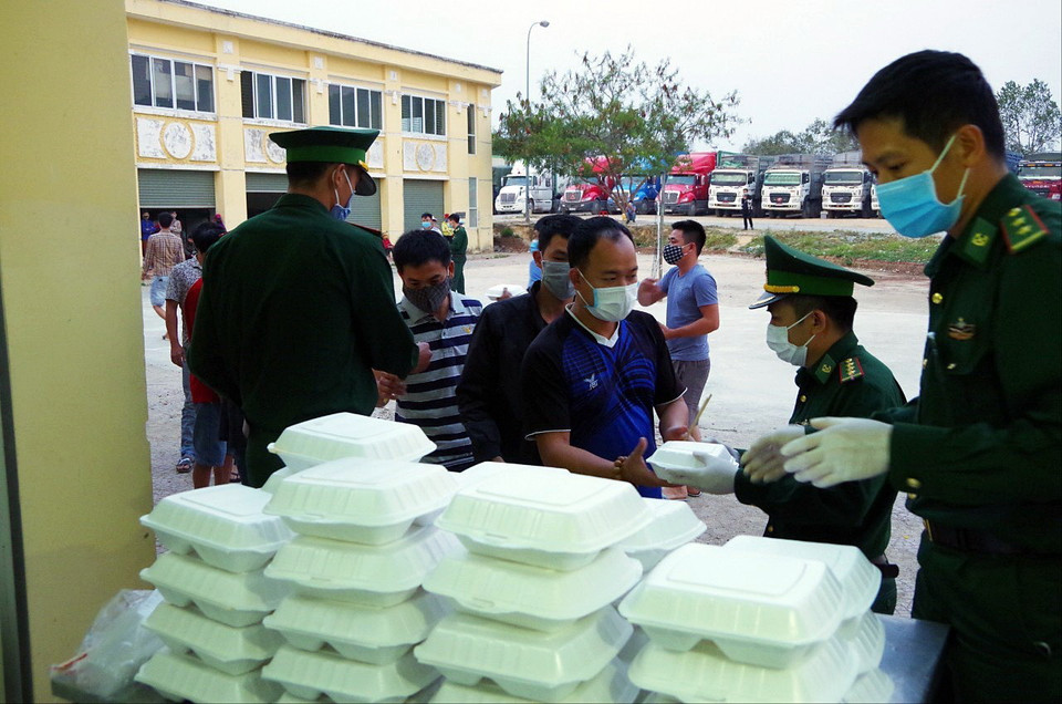 Phát cơm miễn phí tại Cửa khẩu Quốc tết Tây Trang. (Ảnh: Phan Tuấn Anh/TTXVN)