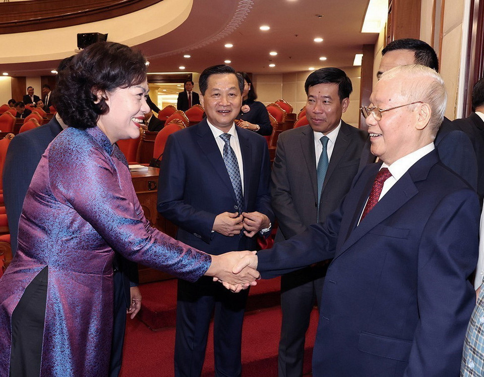 Tổng Bí thư Nguyễn Phú Trọng cùng các đồng chí lãnh đạo Đảng, Nhà nước và đại biểu dự Hội nghị Trung ương lần thứ chín, khóa XIII. (Ảnh: Trí Dũng/TTXVN)