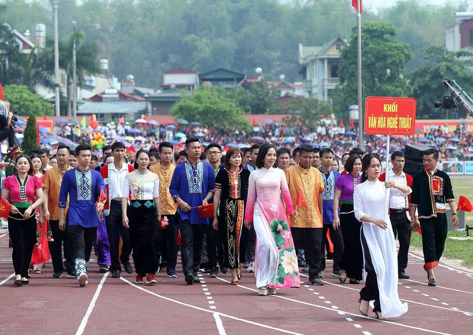 Khối văn hóa nghệ thuật diễu hành trong lễ míttinh. (Ảnh: Phan Tuấn Anh/TTXVN)