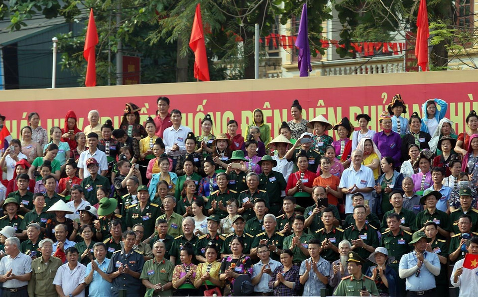 Đông đảo các cựu chiến binh và nhân dân đến tham dự lễ míttinh. (Ảnh: Phan Tuấn Anh/TTXVN)