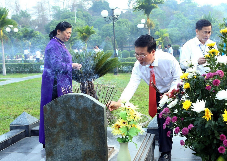 Đồng chí Võ Văn Thưởng, Ủy viên Bộ Chính trị, Bí thư Trung ương Đảng, Trưởng ban Tuyên giáo Trung ương thắp hương tưởng niệm các Anh hùng liệt sỹ tại Nghĩa trang A1. (Ảnh: Phan Tuấn Anh/TTXVN)