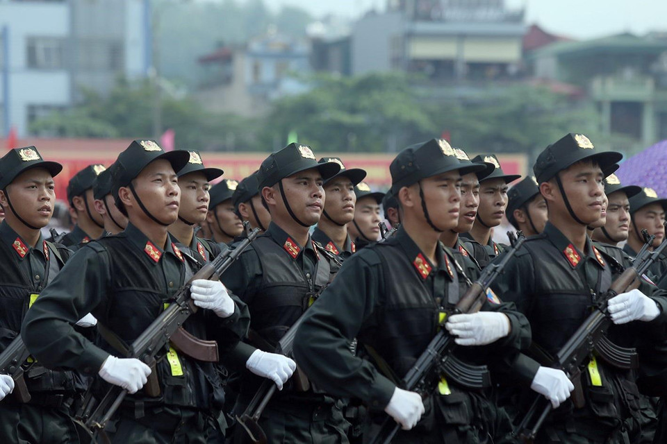 Các đơn vị, lực lượng vũ trang diễu hành trong lễ míttinh. (Ảnh: Phan Tuấn Anh/TTXVN)