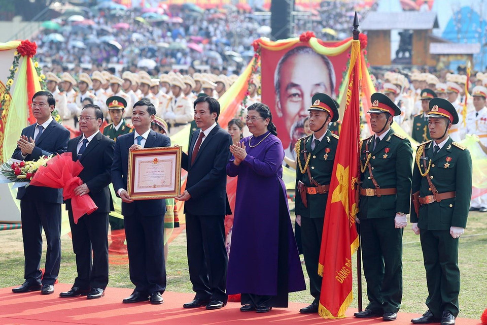 Đồng chí Tòng Thị Phóng, Ủy viên Bộ Chính trị, Phó Chủ tịch Thường trực Quốc hội trao Huân chương Độc lập hạng Nhất cho cán bộ, chiến sỹ và nhân dân tỉnh Điện Biên. (Ảnh: Phan Tuấn Anh/TTXVN)