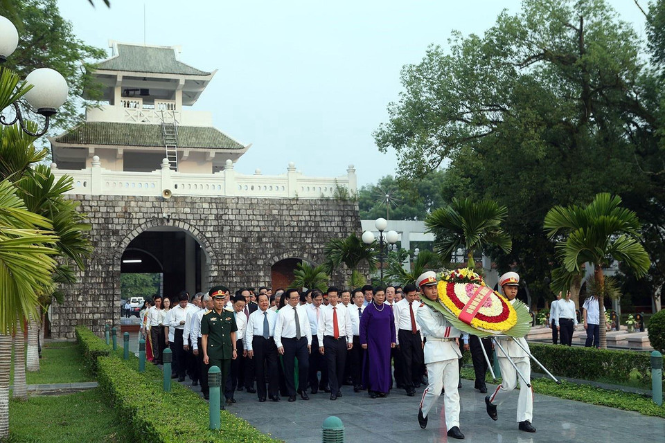 Đồng chí Tòng Thị Phóng, Ủy viên Bộ Chính trị, Phó Chủ tịch Thường trực Quốc hội và đồng chí Võ Văn Thưởng, Ủy viên Bộ Chính trị, Bí thư Trung ương Đảng, Trưởng ban Tuyên giáo Trung ương đến dâng hoa và thắp hương tưởng niệm các Anh hùng liệt sỹ tại Nghĩa trang A1. (Ảnh: Phan Tuấn Anh/TTXVN)