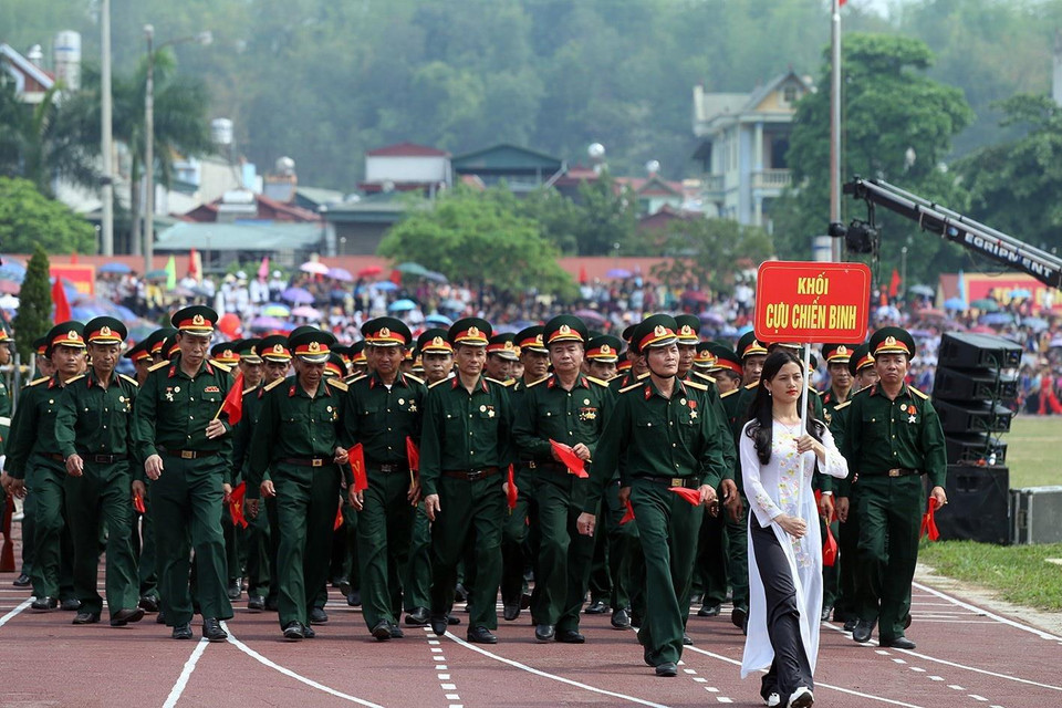 Khối cựu chiến binh diễu hành trong lễ míttinh. (Ảnh: Phan Tuấn Anh/TTXVN)