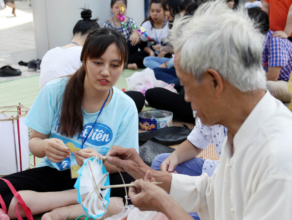 Ông là một trong những người hiếm hoi còn nhớ các bí quyết để làm nên một chiếc đèn kéo quân truyền thống vào mỗi dịp Tết Trung Thu về. (Ảnh: Doãn Đức/ Vietnam+)