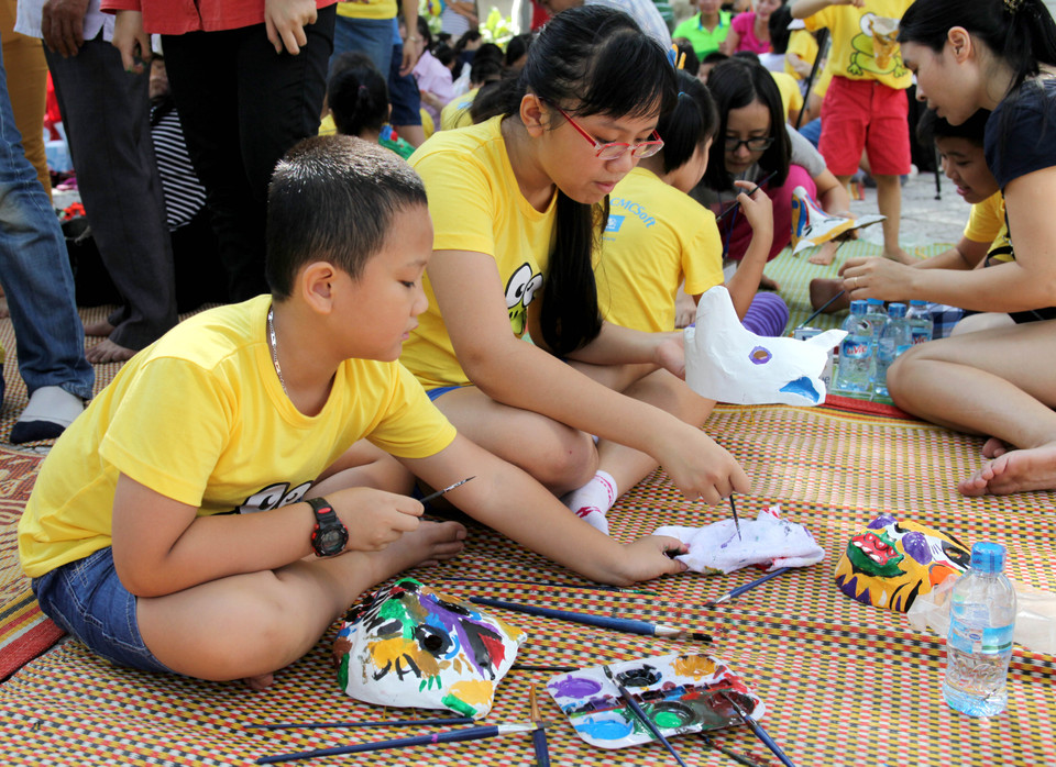 Đồng thời cũng góp phần khích lệ bảo tồn và phát huy nghề thủ công làm đồ chơi dân gian của Việt Nam. (Ảnh: Doãn Đức/ Vietnam+)