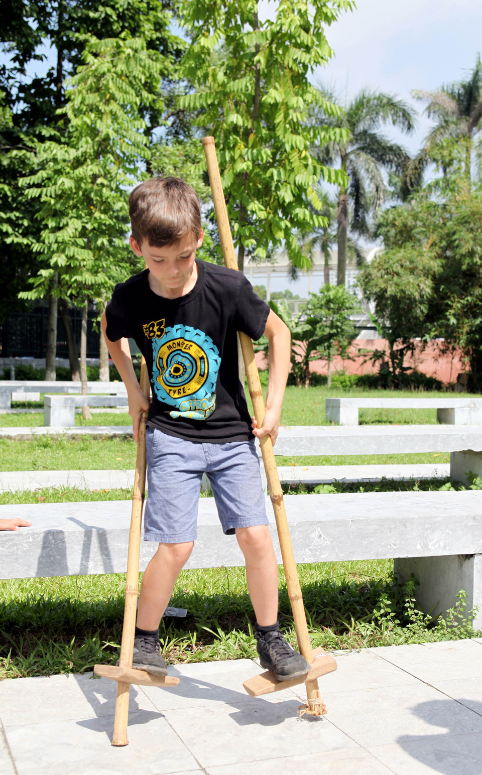 Các trò chơi dân gian như kéo co, đi cà kheo... cũng có trong chương trình. (Ảnh: Doãn Đức/ Vietnam+)