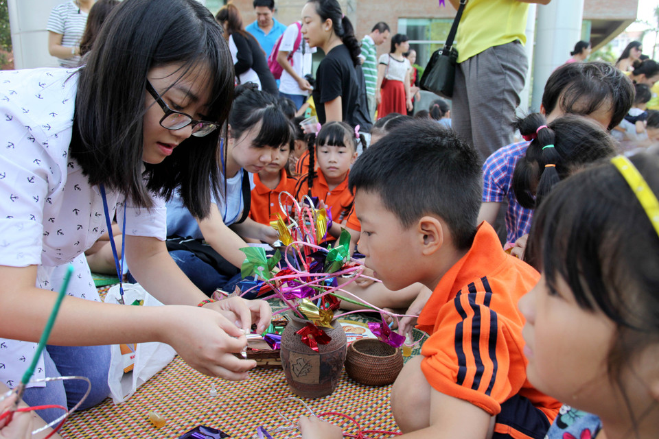 Năm nay, chương trình đưa đến cho công chúng nói chung và các em nhỏ nói riêng không chỉ sắc thái văn hóa cổ truyền ở Việt Nam mà còn cả những hiểu biết về sự đa dạng văn hóa qua hoạt động giới thiệu văn hóa sông nước Cần Thơ. (Ảnh: Doãn Đức/ Vietnam+)
