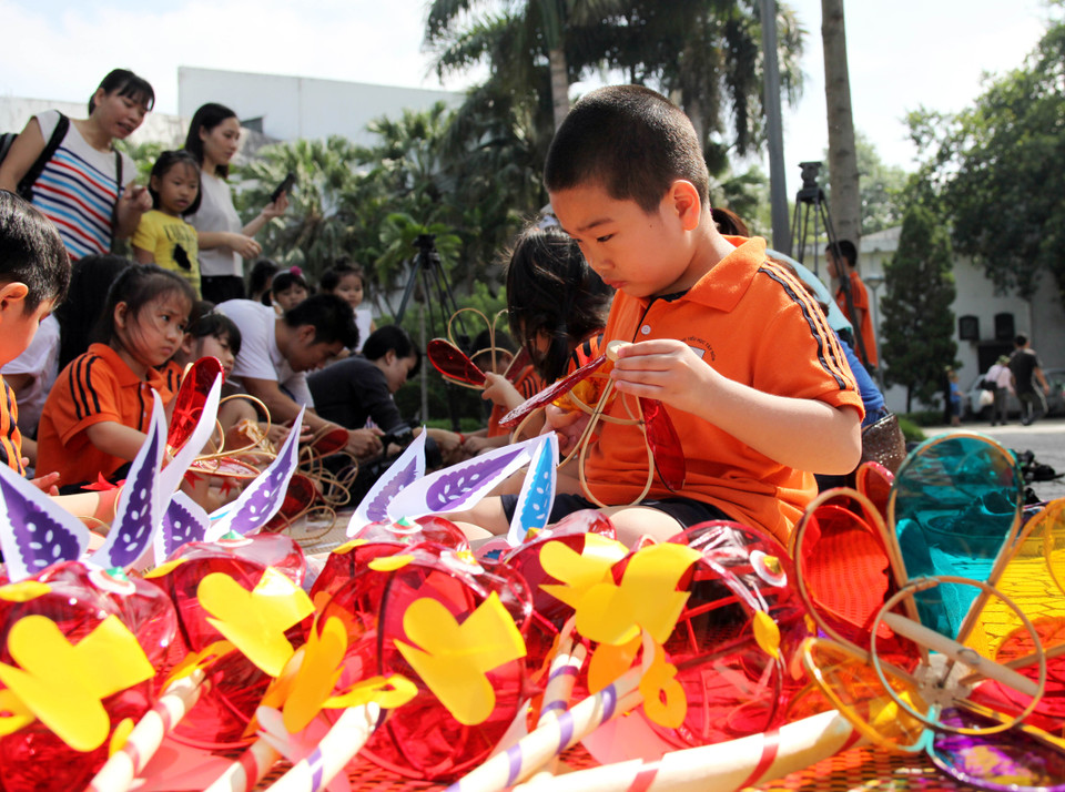 Những chiếc đèn cù rực rỡ màu sắc. (Ảnh: Doãn Đức/ Vietnam+)