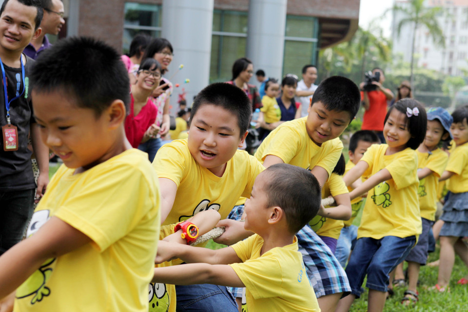 Các trò chơi dân gian như kéo co, đi cà kheo... trong chương trình được các em nhỏ hào hứng tham gia. (Ảnh: Doãn Đức/ Vietnam+)